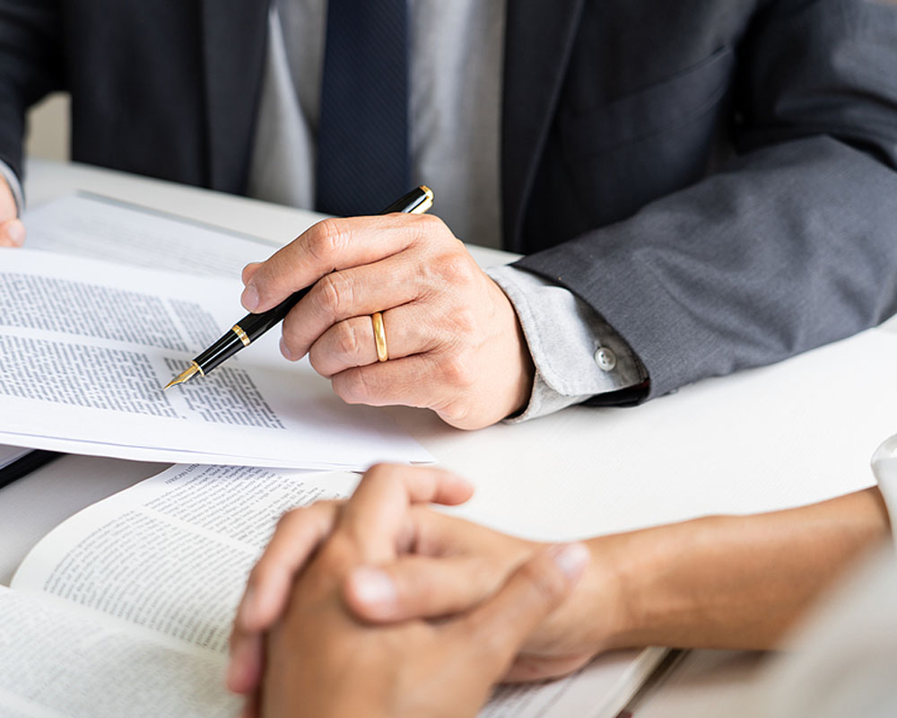 Business-People-And-Lawyers-Discussion